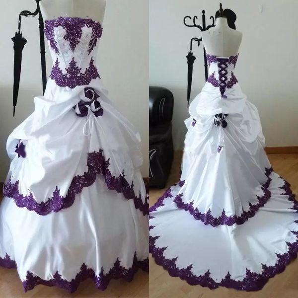 Vintage branco e roxo vestido de bola vestidos de casamento strapless back espartilho Ruched vestidos nupciais góticos com flores artesanais vestido de casamento frisado mais vestes de tamanho