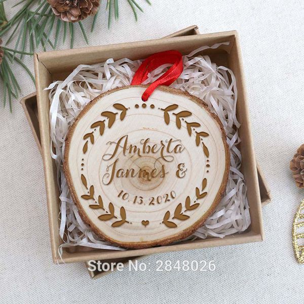 Benutzerdefinierte Holzscheiben Hochzeitsornament, personalisierte gravierte Weihnachtskranzverzierung, benutzerdefinierte Weihnachtsverzierungskugel 201128