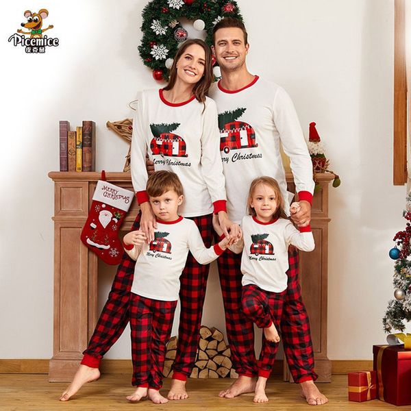 Ano Novo 2020 Christmas Família Olhar Fatehr Filho Mãe Família Combinando Roupas Filha Homens Mulheres Criança Pijama Set LJ201111