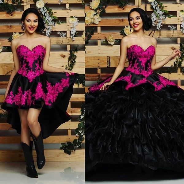 Schwarze zweiteilige Quinceanera-Kleider 2021, herzförmiger Spitzenapplikationen, abnehmbarer Zug, Rüschen, Abschlussball, Ballkleid, formelle Party, süßes 16-Kleid