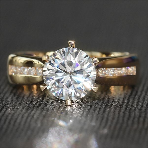 Transgems 2 Carat Lab Grows Moissanite Diamond Solitaire Обручальное кольцо Моисанит Акценты Сплошные 14K Желтая золотая полоса для женщин Y200620