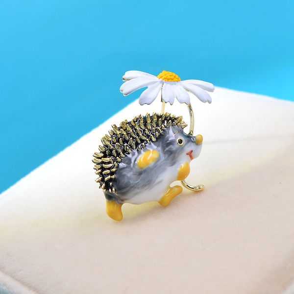 

tik cute hedgehog brooch fashion daisy brooches for women animal jewelry funny winter design new 2021, Gray