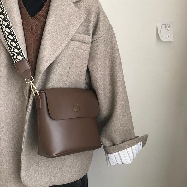 

spring 2021 new fashionable bucket bag niche design one shoulder large capacity women soft leather pack d989