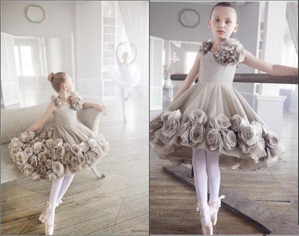 

2021 short flower girls dresses for weddings hand made flowers knee length ball gown ballet pageant girl party gown first communion dress, White;blue