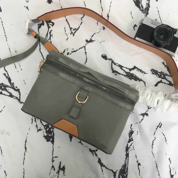 

2020 messenger small postman bag for slanting suitable for the fashionable choice of daily life 26x18x4cm