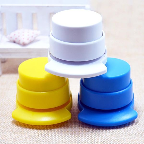 

простой практичный мини ручной сшипник бесплатный степлер пластиковый бумаги связывание связующих скобщиков школьные канцелярские принадлежн