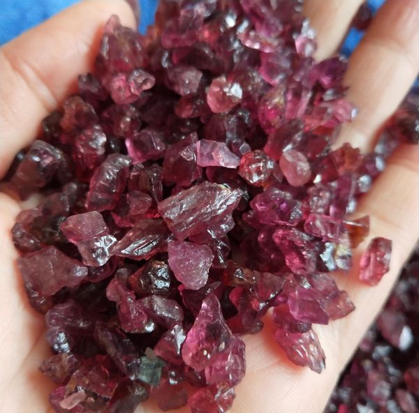 

natural garnet stone quartz crystal tumbled stone crystal healing stone irregular (size: 5--15 mm, col wmtndg jjxh