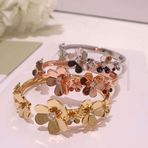 

perfect popular lucky grass bracelet flower lady bracelet fashion high end and dance party freight gift gorgeous, Golden;silver