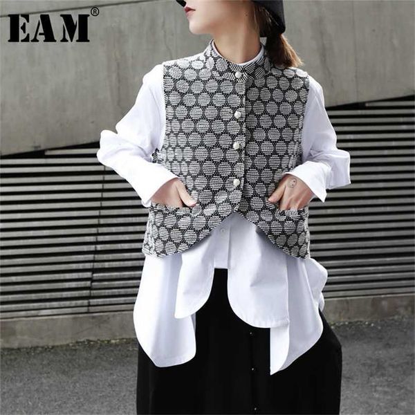 

[eam] 2022 spring summer stand collar sleeveless jacquard irregular pearled pocket hem loose vest women fashion jo196 220117, Black;white