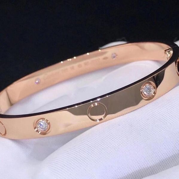 A pulseira possui estilo clássico de pulseira, adequado para parafuso é o item de jóias de grife, feito de liga de titânio de aço inoxidável de alta qualidade.