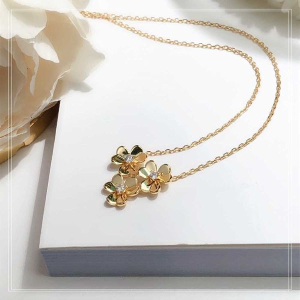 

s925 pure silver plated 18-karat three-flower necklace gold flower lady necklace fashion simple lucky grass gift