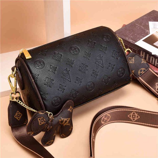 

2022 factory wholesale new women's spring trend printing head layer personalized cylinder pillow bag simple single shoulder messenger b