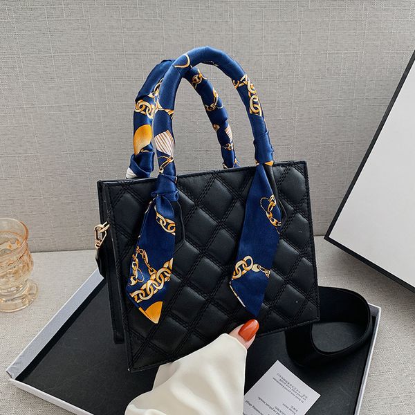 

fragrance wind cross-cross female 2020 new version fashion versatile trend small square lady cross-body bag, Red;black