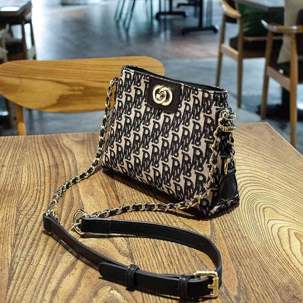 

2022 latest luggage factory wholesale small bag women's autumn winter new net red bucket versatile messenger chain one shoulder bags, Black;red