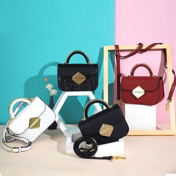

luxurys designers women 2021 new fashion one shoulder messenger women's iron wrist versatile handbag summer lock bag