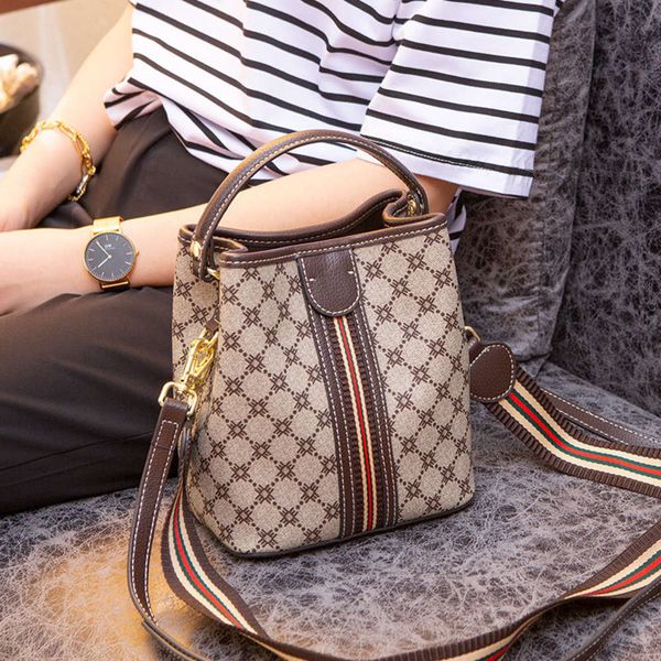 

luxurys designers french niche western style broadband bucket women's bag, 2021 new summer fashion messenger bag