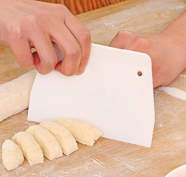 

wholesale- 50xplastic dough icing fondant scraper cake decorating baking pastry tools plain smooth spatulas sweet cake cutters bread f1t6t