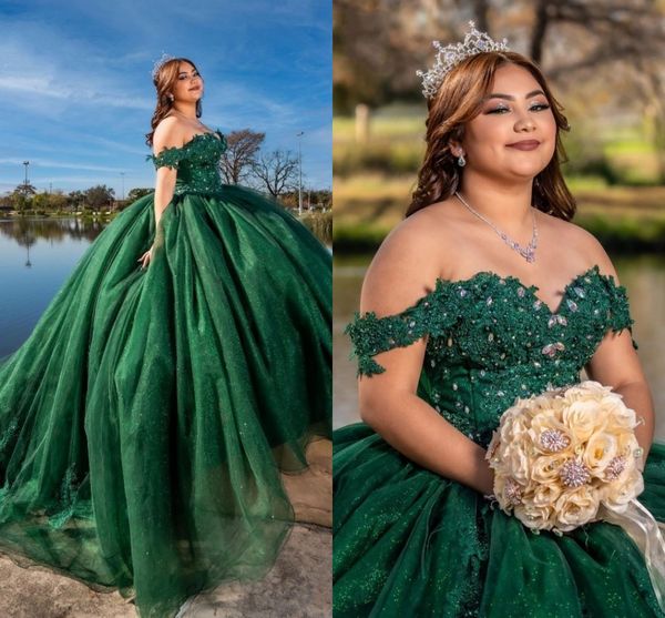 2022 Verde smeraldo Plus Size Abiti da ballo Quinceanera con spalle scoperte Applique floreale con perline Corsetto di cristallo Bacl Abito formale per feste Sweet 16