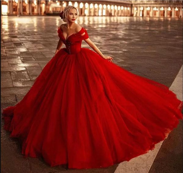 Arabo Red Dubai Prom Dress Off spalla Fluffy Tulle Perle Appliques con abito da sera formale in treno di cappella Vestitido de festa longo Robe de soiree