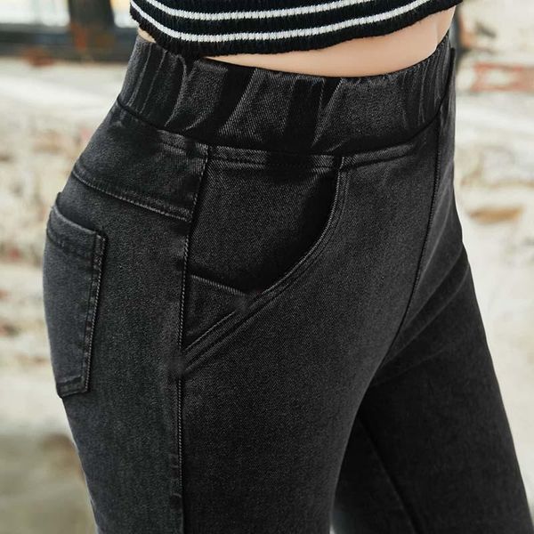 

women's jeans slim fit with pockets in blue and black