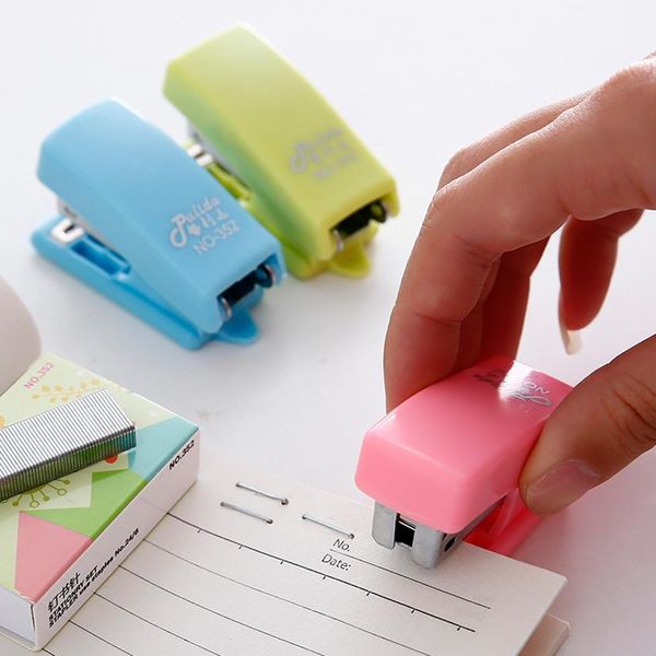 

ручной мини-степлер с скобами 2 12 листа 80g копирования бумаги полезный мини-степлер для студенческого офиса привязки канцелярских товаров