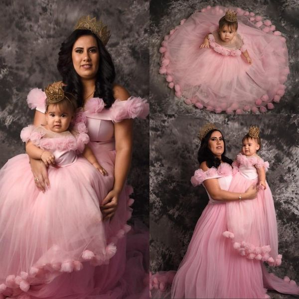 Neue süße rosa Blumenmädchenkleider für Mutter und Tochter zum Geburtstag, durchsichtiger Ausschnitt, handgefertigte Blumen, Hochzeitskleid für kleine Mädchen, Kommunion, Festzug, Tüll, bodenlang