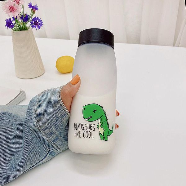 

динозавр милые бутылки с водой дети пьют открытый утеивающий утесящие водяные бутылки прозрачные матовые пластиковые бутылки путешествия кем