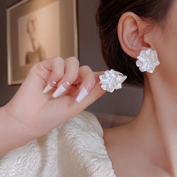 

stud white flowers earrings personality korean jewelry cute flower small for women 2021 fashion sweet earring, Golden;silver