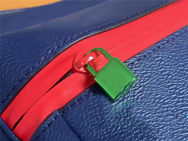 

fashion men's women's messenger bag, 25.5 cm long, with drawstring and colorful metal accessories, showing sporty style, is an ide