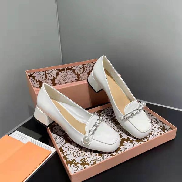 2021 stilista di moda tacchi alti in pelle verniciata punta rotonda scarpe eleganti da donna Muller pigro un pedale catena di metallo scarpe da donna 34-40