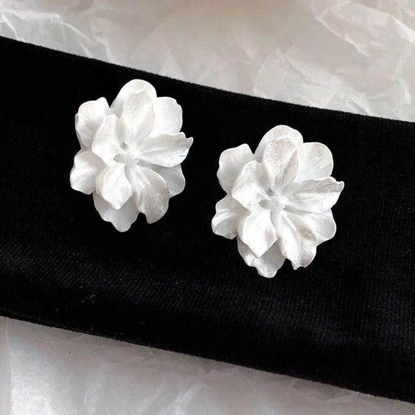 

stud 1pair elegant small flower resin studs earrings women jewelry handmade korea fashion simple white 3d petal ear gift e328, Golden;silver