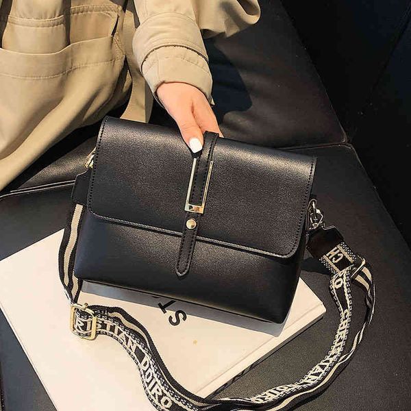 

2022 factory wholesale new model high sense small autumn and winter single shoulder versatile ins messenger square women's bag, Black;red