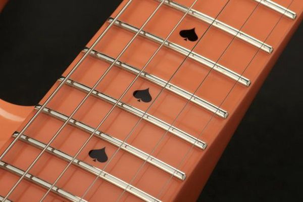 Super seltene Diamond Series Pink Peach Prince Cloud E-Gitarre, Black Spade Inlay, Erlenkorpus, Ahornhals, Wrap-Around-Saitenhalter