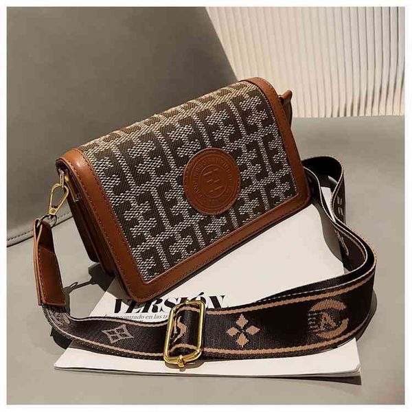 

2022 factory wholesale new small square fashion simple letter design women's korean messenger bag handbag trend