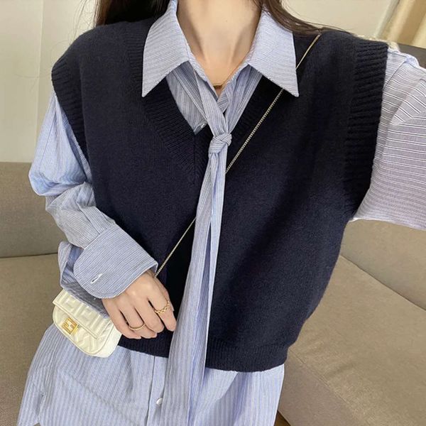 

cake homemade version in autumn winter of with color superimposed vest knitted for women, White