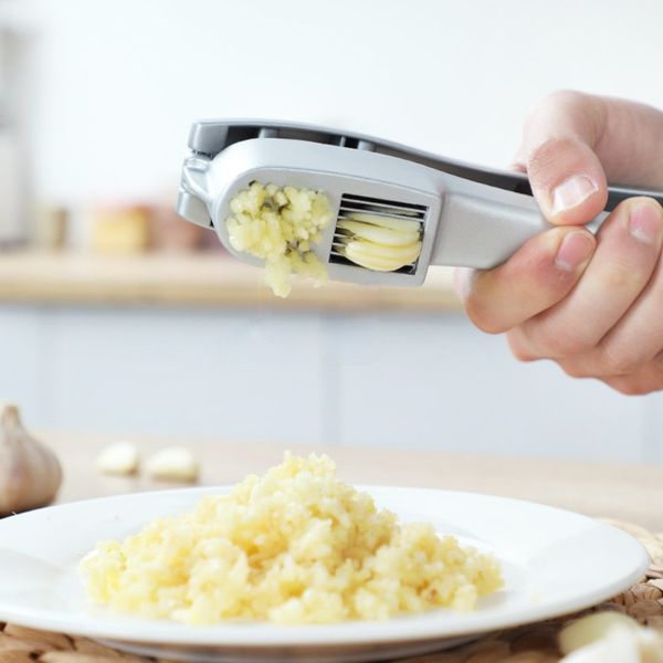 Two-in-One Liga Multifuncional Alho Press Garlic Slicer Gengibre Juicer Masher Handheld Ginger Piscina Cozinha Ferramenta