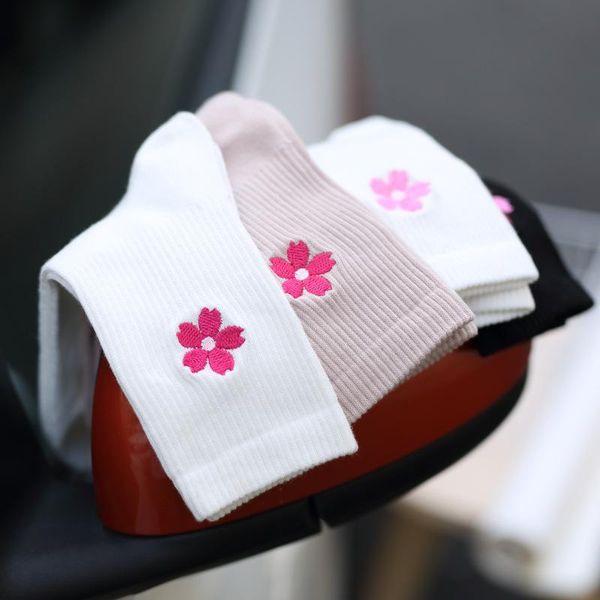 Sport Socken Schwarz Weiß Gestickte Blume Frauen Mädchen High-Mund Atmungsaktive Baumwolle Streetwear Koreanischen Stil Harajuku Socke