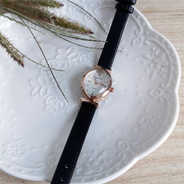 

wristwatches oval dial design women quartz watches 2021 fashion ladies small qualities woman leather clock relogio feminino, Slivery;brown