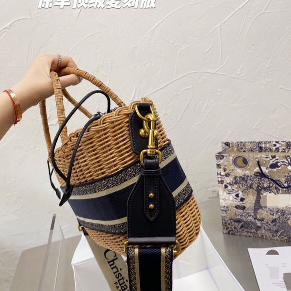 

2021 new woven straw stitching hand-held slant mrs. chen the same style women's vegetable basket beach [finished on june 12] zlyluxury