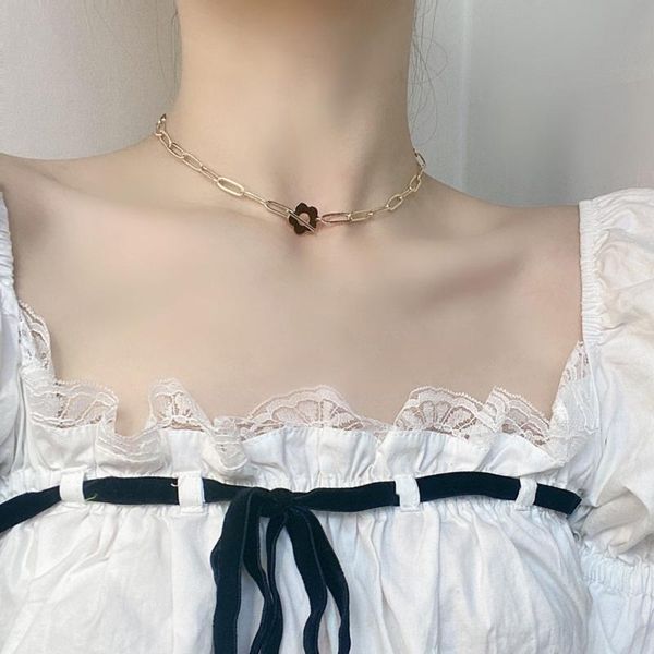 

chains retro fashion simple flower necklace women charm and cool, Silver