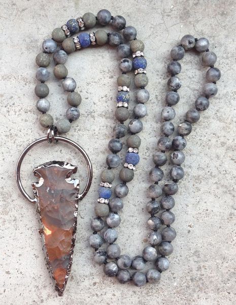 YA2887 Ciondolo con freccia in pietra diaspro, labradorite opaca, pirite, lapislazzuli, perline da 8 mm, collana fatta a mano con nodo