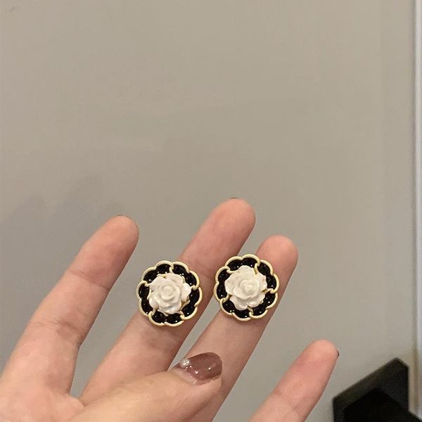 

stud korean black camellia earrings for women 2021 fashion sweet jewelry female elegant ear studs delicate luxurious earring, Golden;silver
