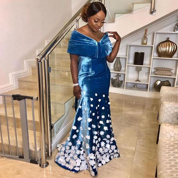Aso Ebi Blauer Samt Meerjungfrau-Abschlussballkleid Sweep Zug 2021 Blumen Applikationen Schulterfrei Elegante lange formelle Abendkleider Dubai Kleid für besondere Anlässe