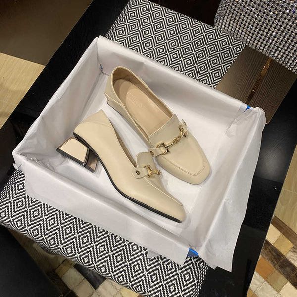 

two women wearing single sho in the autumn of 2021 thick heeled leffer with square head high heels and small soft leather