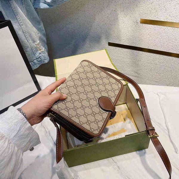 

2022 latest handbag factory store on classic old flower female autumn winter postman with printed letters under the armpit bags