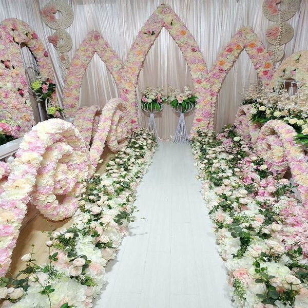 arredamento di lusso per la disposizione di file di fiori artificiali per lo sfondo dell'arco di nozze della festa. Mix di ortensie di peonia rosa di fiori citati dalla strada