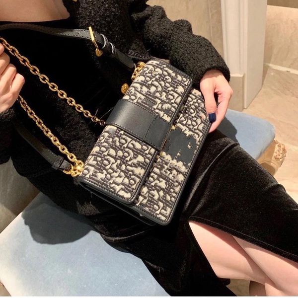 

Original single flap opening and closing retro women MT Chain Bag Messenger