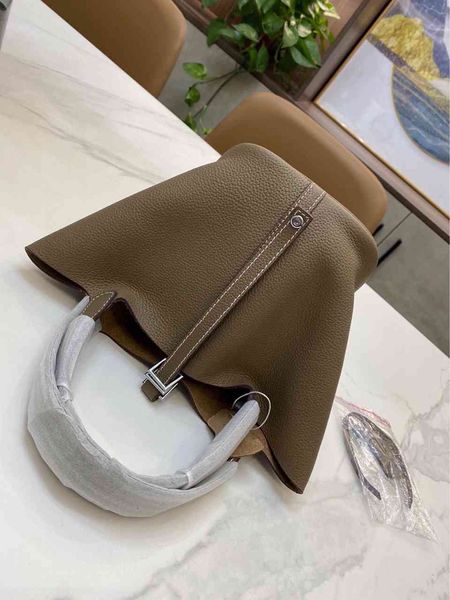 

factory outlet new women's litchi grain cowhide portable cabbage basket with inner liner, one bag, multi-purpose