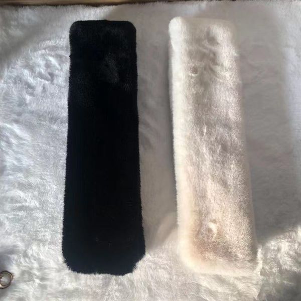 Sciarpa in pelliccia sintetica di nuovo arrivo colori puri con lettere semplici bianche nere fisse e bellissime sciarpe per adulti all'ingrosso