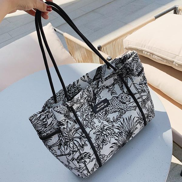 

evening bags forest flowers high capacity big shopper shoulder for women 2021 arrival designer trends casual shopping handbags
